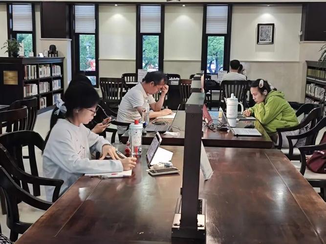 夜讀燈火 圖書館延時服務，點亮城市下班后的精神棲息地